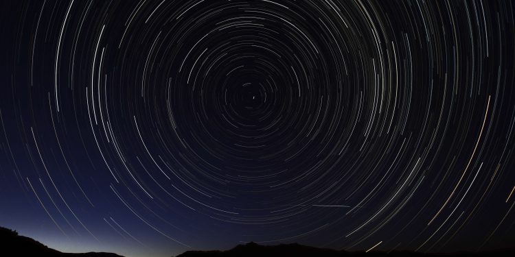 Semana terá dia mais intenso da chuva de meteoros Perseidas; saiba como observá-la no Brasil