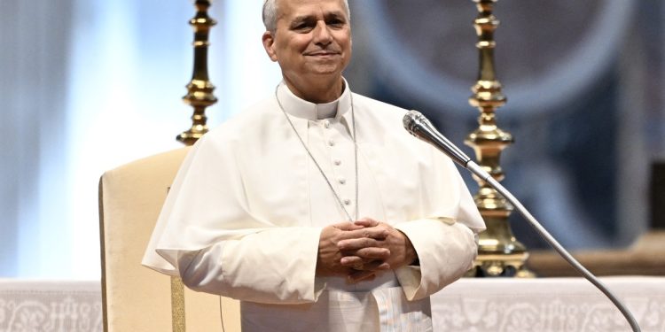 Sheinbaum pede que México seja incluído em viagem do Papa Leão XIV à América Latina