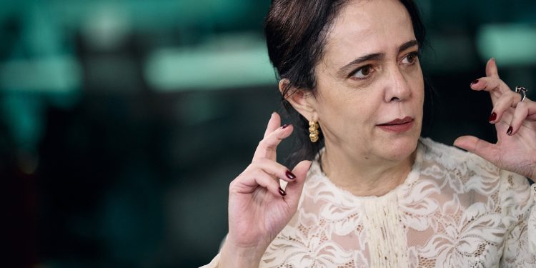 Silvia Buarque lembra nascimento 'barra pesada' ('asfixiada e reanimada') e cita parto complicado de filho de Andréa Beltrão