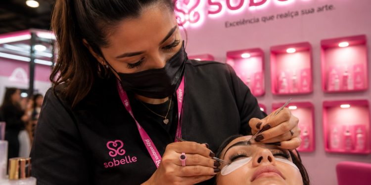 Sobelle se destaca no mercado de extensão de cílios