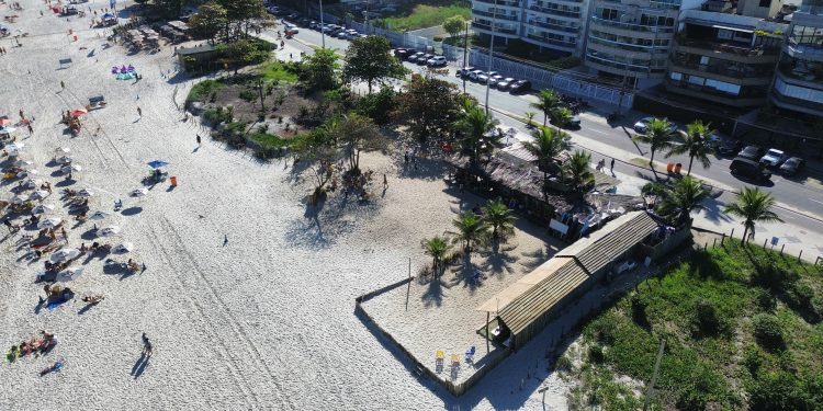 Sobra pouco espaço para os banhistas e a natureza: critérios para ocupação da orla na Barra da Tijuca são criticados por frequentadores e especialistas