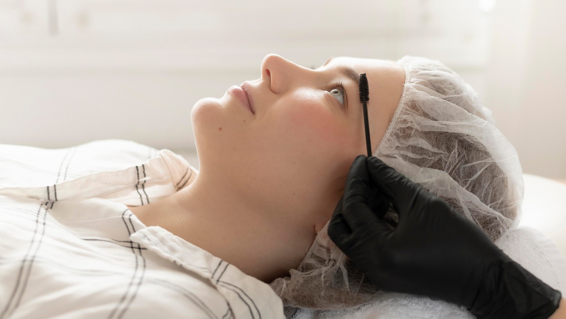 Sobrancelhas sem micropigmentação? Conheça a técnica coreana Fiber Brow