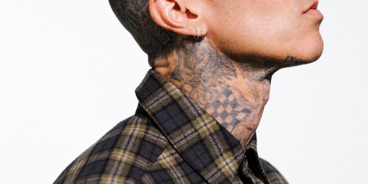Sobrevivente de queda de avião, casado com uma Kardashian: Travis Barker conta sua história em doc