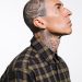 Sobrevivente de queda de avião, casado com uma Kardashian: Travis Barker conta sua história em doc