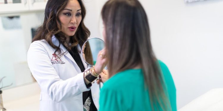 Solteiros apostam em skincare para cuidar da autoestima