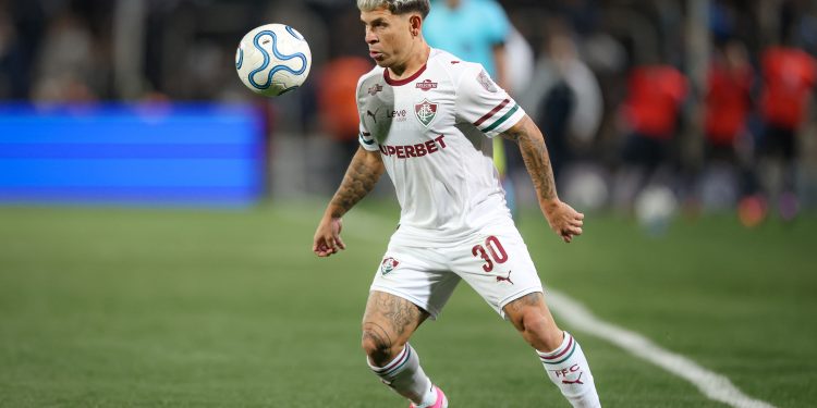 Soteldo aproveita fase ruim de Savarino para se tornar a válvula de escape no ataque do Fluminense