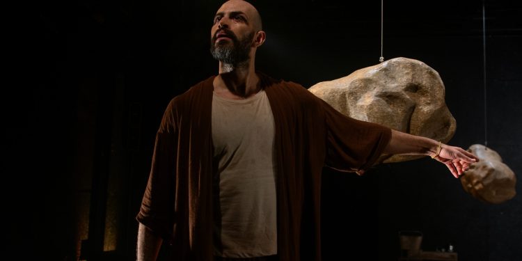 Sucesso de crítica e público, "Um pássaro não é uma pedra", solo de Lucas Oradovschi, segue em cartaz no Teatro Poeira