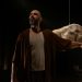 Sucesso de crítica e público, "Um pássaro não é uma pedra", solo de Lucas Oradovschi, segue em cartaz no Teatro Poeira