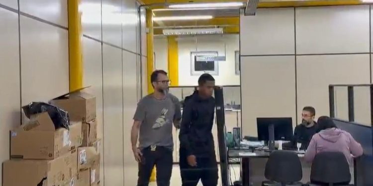 Suspeito de roubar celular de jovem que implorou para não ser assaltada, em Caxias, é preso