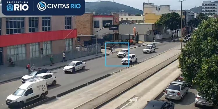 Suspeitos de envolvimento com o tráfico são presos com carro clonado após monitoramento por câmeras no Rio; veja vídeo