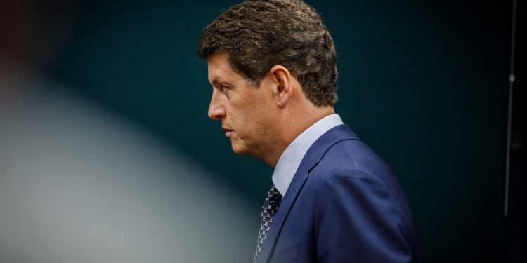 TRE multa Ricardo Salles em R$ 10 mil por postagem contra André do Prado