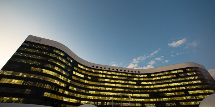 TSE cria conselho para monitorar desinformação e uso de IA durante as eleições de 2026
