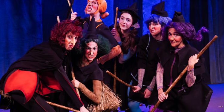 Tablado, escola de teatro por onde passaram Marieta Severo, Fernanda Torres, Mateus Solano e outros, abre comemorações por seus 75 anos