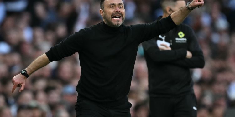 Técnico do Tottenham conta que levou jogadores para beber para salvar time do rebaixamento: 'Álcool é um bom remédio'