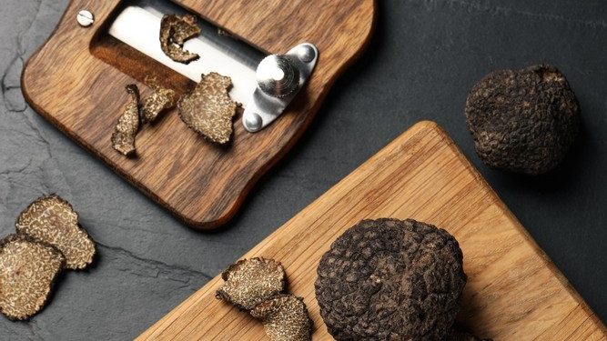 Temporada de trufas frescas no Rio reacende discussão sobre uso de azeites aromatizados artificialmente