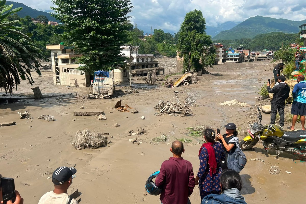 Terremoto seguido de avalanche seria causa de enchentes letais no Nepal, dizem autoridades; veja vídeos da destruição