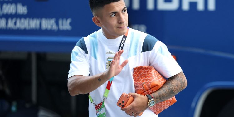 Thiago Almada ainda tem chances de jogar no Flamengo? Veja como está a negociação