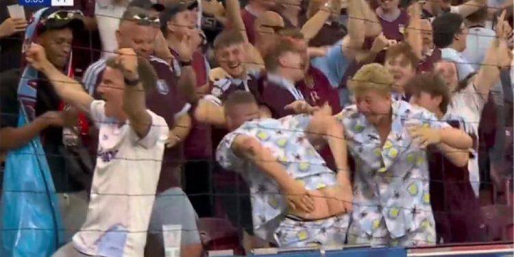 Torcedor do Aston Villa chama atenção na web com comemoração inusitada