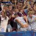 Torcedor do Aston Villa chama atenção na web com comemoração inusitada