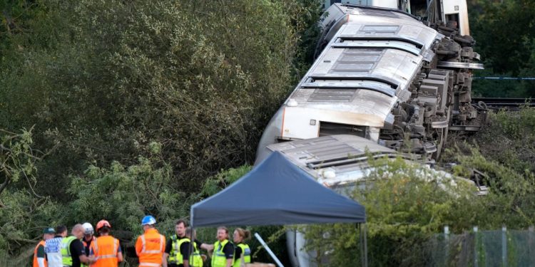 Trem descarrila na Inglaterra e passageiros são arremessados dos assentos: 'Pensei que ia morrer'