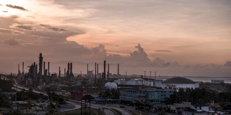 Trump anuncia acordo com Venezuela para controle de reservas de petróleo pelos EUA