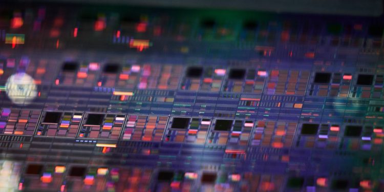 Trump anuncia tarifas sobre mineral crítico importado para competir com a China em energia solar e chips
