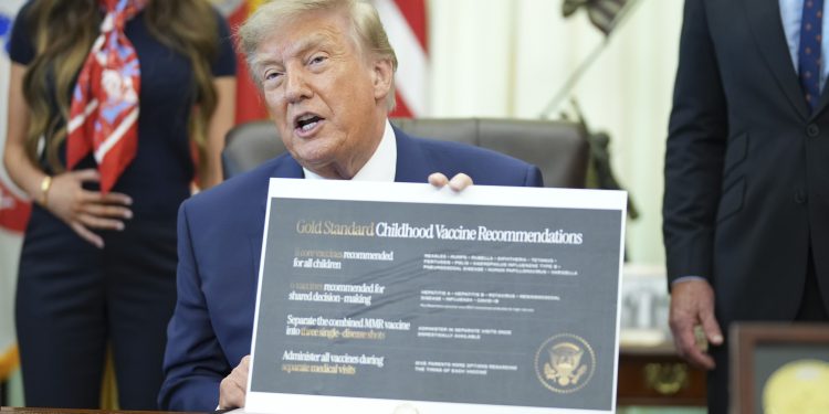 Trump assina ordem executiva que reduz número de vacinas infantis nos EUA