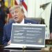 Trump assina ordem executiva que reduz número de vacinas infantis nos EUA