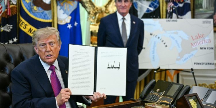Trump assina um decreto para mudar o nome do Lago Ontário para Lago América