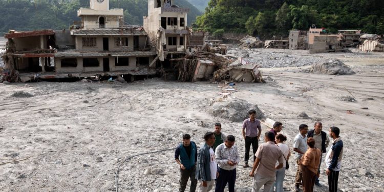 Turista americano diz que negativa de visto para o Tibete ‘salvou sua vida’ após escapar de enchentes no Nepal