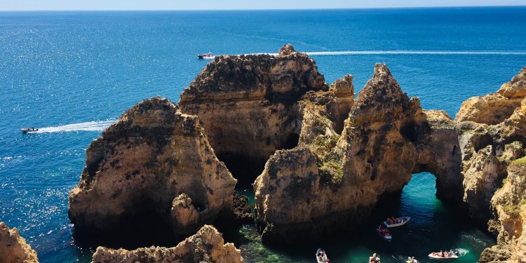 Turistas brasileiros gastam R$ 4 bilhões e batem recorde em Portugal