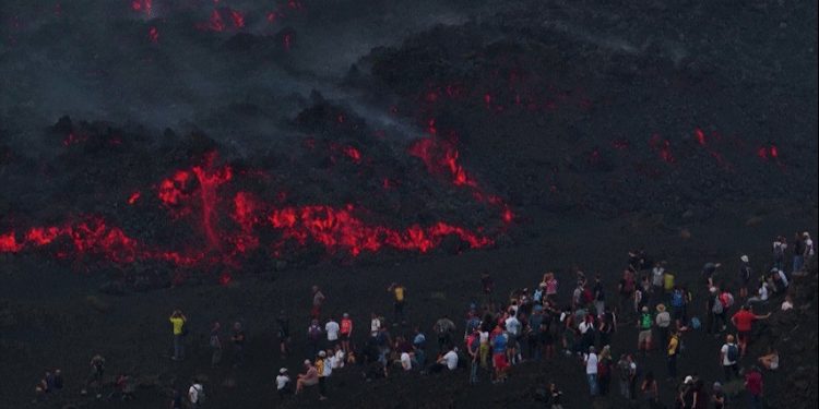 Turistas se reúnem para ver erupção do Etna, na Itália; vídeo