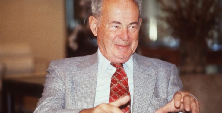 UFRJ revogou o título de 'Doutor Honoris Cuasa' ao diplomata americano Lincoln Gordon