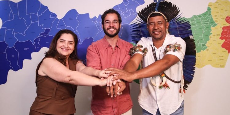 Um dia após indicar desistência, Túlio Gadelha lança candidatura ao Senado em chapa de Raquel Lyra