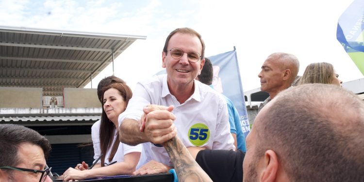 Um dia depois de deixar o PL para apoiar Paes, Romário já participa de carreata com o ex-prefeito