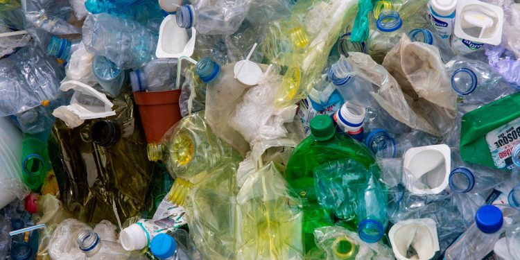 União Europeia adota novas regras contra 'químicos eternos' e embalagens plásticas par reduzir resíduos