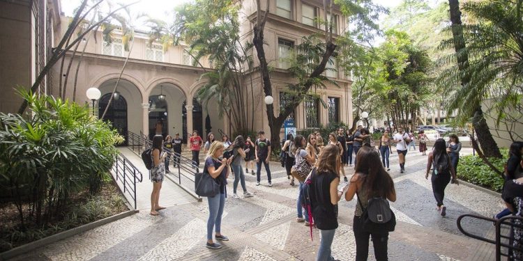 Universidade abre 30 cursos de extensão e escola promove feira com instituições nacionais e estrangeiras na Barra