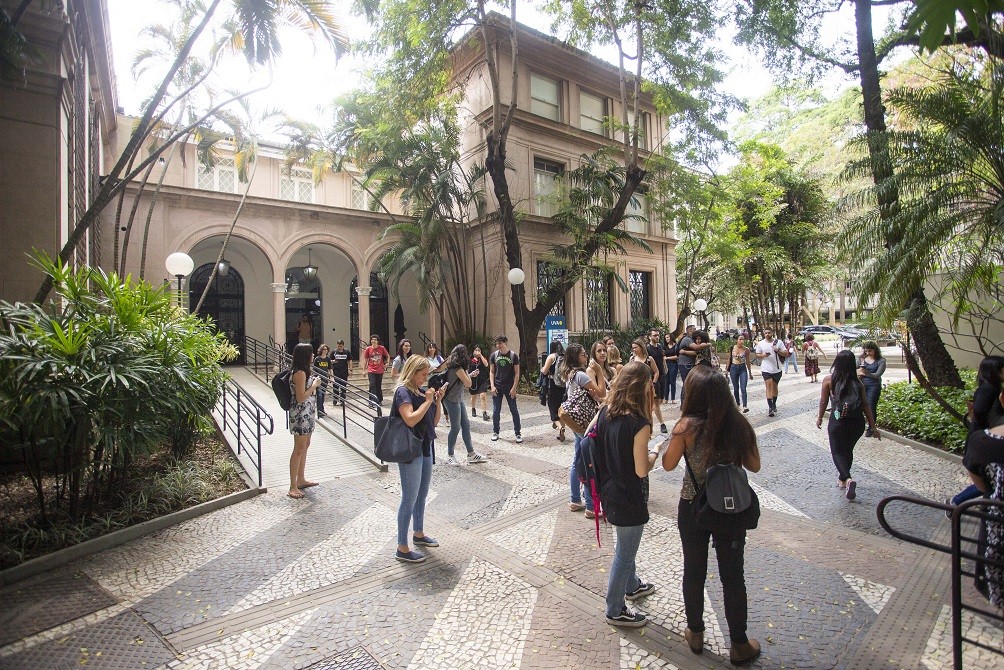 Universidade abre 30 cursos de extensão e escola promove feira com instituições nacionais e estrangeiras na Barra