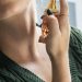 Usar perfume no pescoço faz mal à saúde por causa da tireoide? Especialistas respondem