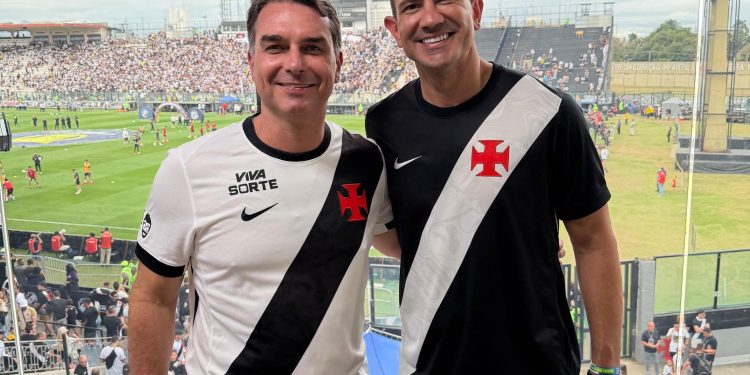 Vaiado em São Januário, Flávio Bolsonaro deixa estádio sem falar com a imprensa após terceiro gol do Santos no Vasco
