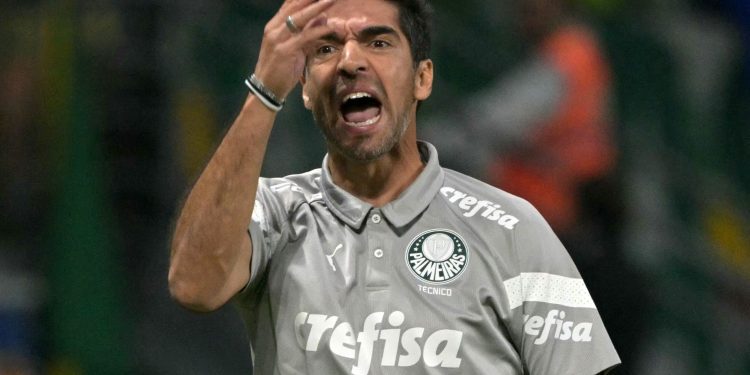 Vale a pena reclamar? Levantamento relaciona longevidade e pontos dos técnicos que levam mais cartões; veja ranking