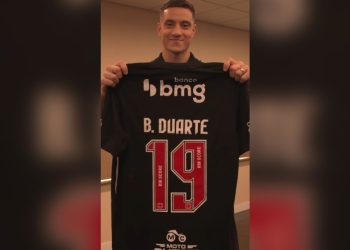 Vasco anuncia acordo com o atacante Bruno Duarte, que desembarcou no Rio nesta quinta-feira
