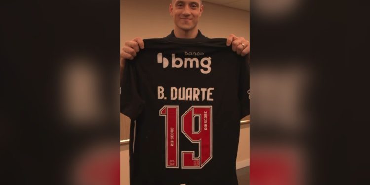 Vasco anuncia acordo com o atacante Bruno Duarte, que desembarcou no Rio nesta quinta-feira