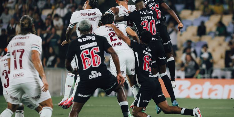 Vasco e Fluminense fazem clássico intenso, empatam e deixam vaga em aberto na Copa do Brasil