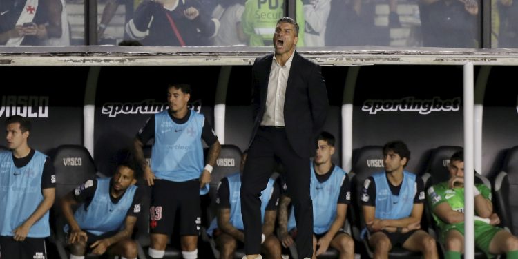 Vasco evolui defensivamente com Pedro Emanuel e busca soluções para o ataque