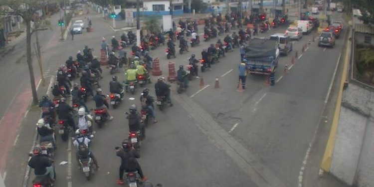 Ventos fortes impactam litoral de SP com fila nas balsas e porto paralisado