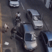 Vídeo: Blocos de concreto caem sobre pedestres e carros, que escapam por segundos, durante terremoto na Colômbia