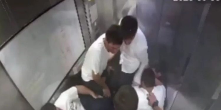 Vídeo: Elevador despenca 15 metros com nove pessoas dentro na Rússia; quatro ficam feridas