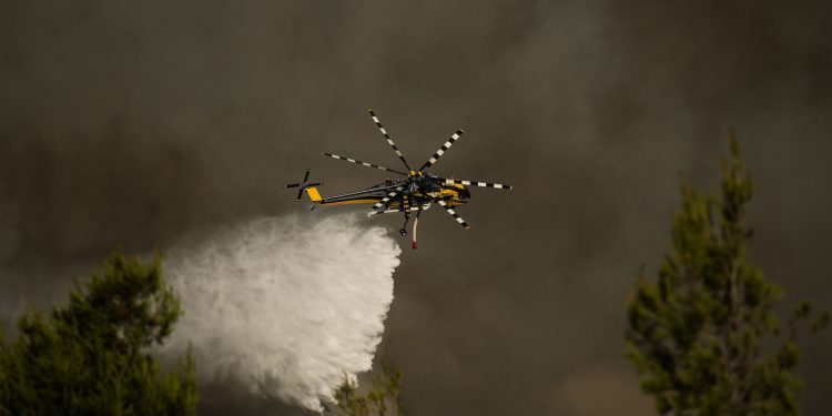 Vídeo: Helicópteros militares colidem no ar durante combate a incêndios florestais na Grécia