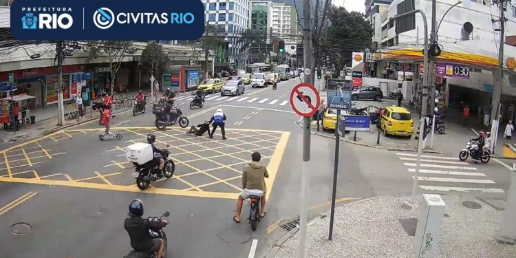 Vídeo: dupla rouba pedestres no Jardim Botânico e acaba presa pela polícia
